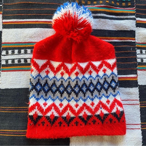 Vintage Knit Pom Pom top Beanie! Size Small. Winter. Fall. Snow. - Picture 1 of 7